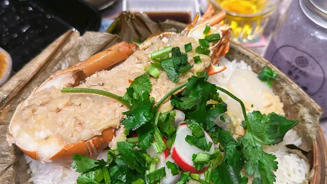 有半隻龍蝦🦞,肉質爽彈,雖然未到好新鮮個種,😏 
帶子幾大隻幾新鮮,不過如果多一兩粒會更好!
好欣賞個飯超入味!蒜蓉🧄香氣四溢。