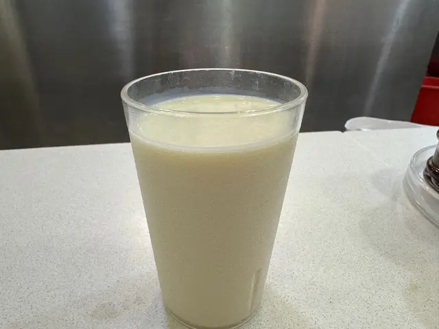 熱豆漿的味道真的很濃，豆味十足，喝上一口讓我感到溫暖，非常適合搭配粉麵！🥛❤️
