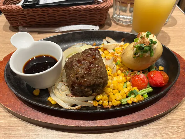 賣相差，與價錢不成正比

慶祝生日，諗住食好西，見呢個好評幾多，諗住試試佢，望過張餐牌，鐵板好似幾吸引，點知食物黎到似連鎖店咁款，咁樣已經$118+飲品$4x，仲未計服務費，對整體有啲失望。
性價比值唔值，見仁見智，我就好有保留。