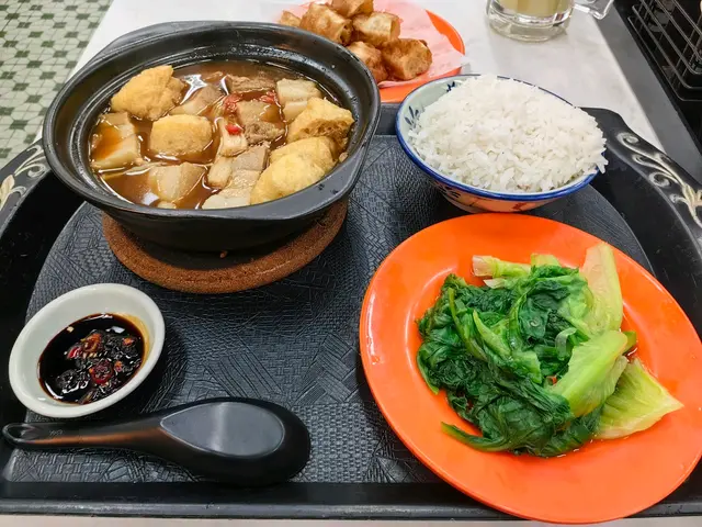 肉骨茶(三層肉)白飯,油菜