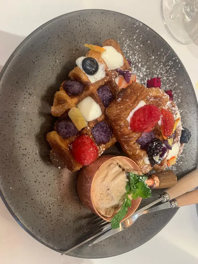 紫白配牛角酥窩夫