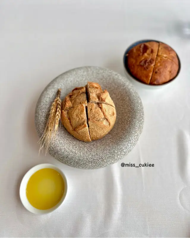 Artisan Sourdough 酸種麵包
Tomato Focaccia 番茄意式香草包