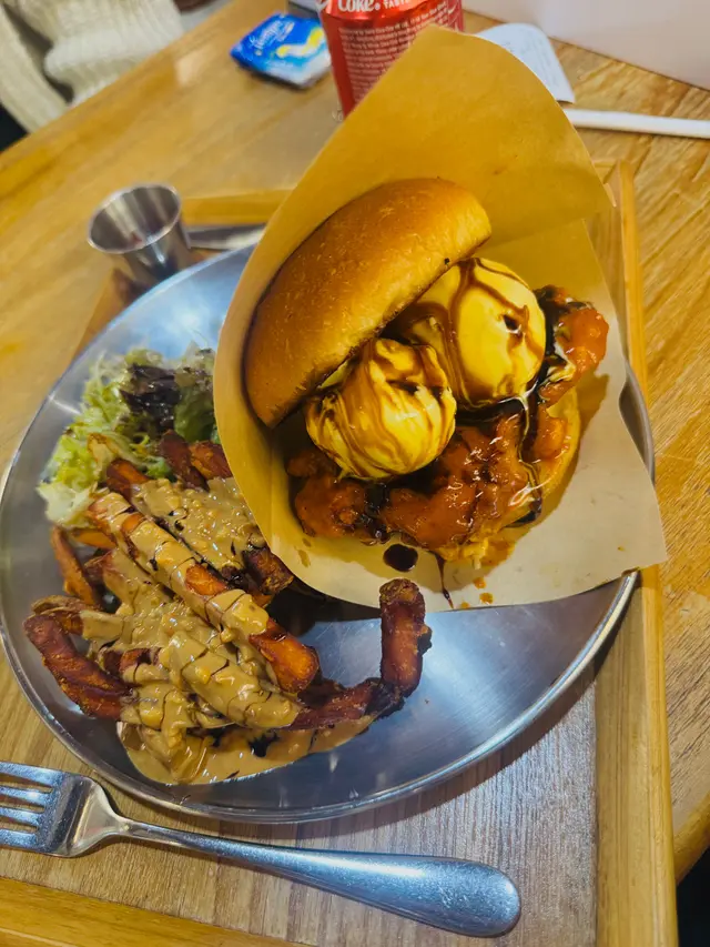 一坐低就見到呢個我心心念念既雪糕炸雞burger ($129)🌝一嚟到我即刻哇…賣相超級吸引😳😳伴碟就揀左同樣被推薦既花生楓糖蕃薯條🍠(跟餐+$23)超級邪惡！🥹
Burger 唔好諗住可以一啖咬曬，因為厚到根本冇可能🤣我先咬左啖雞，水牛城醬好突出，加埋雪糕既甜，岩岩好可以中和一下，但略嫌會令到成個漢堡濕得滯，而且冰火效果唔出，￼但整體連埋一齊食，食用效果好特別🌝 推薦指數3️⃣/5️⃣
相反蕃薯條連楓糖花生醬幾特別，如果脆啲就更加理想，食下食都食晒成碟🤣推薦指數3️⃣.5️⃣/