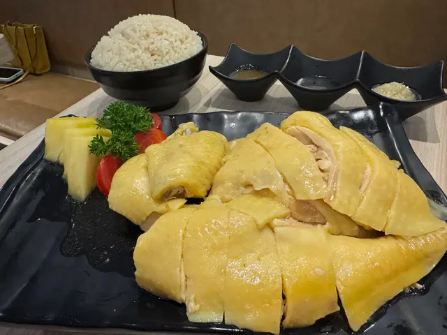 泰式海南雞飯配香茅油飯(半隻)只需$138，雞肉鮮嫩，香茅油飯的香氣讓整道菜更加美味，絕對是必試的選擇！🍚🐔

The Thai-style Hainanese Chicken Rice with lemongrass oil rice , and the aroma of the lemongrass oil rice makes the dish even more delicious—definitely a must-try! 🍚🐔  