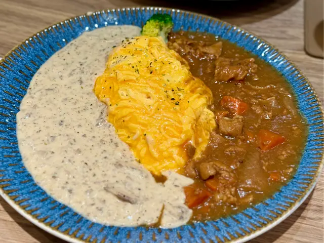 特濃磨菇汁配野菜豚肉咖哩蛋包飯