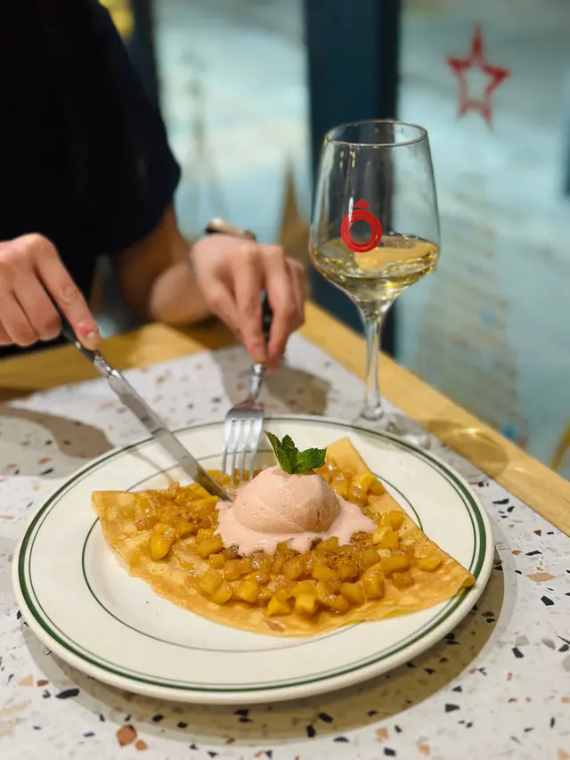 Apple-Cinnamon Crêpe