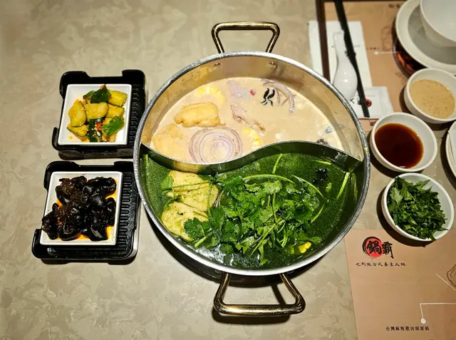 鴛鴦鍋🍲🍲(藥膳特製芫茜雞湯+藥膳椰子雞涮涮鍋)