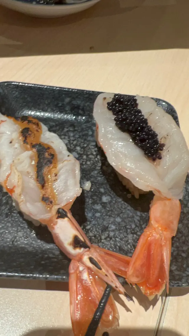 圓鰭魚魚子醬赤蝦壽司