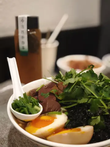 自選兩餸公仔麵