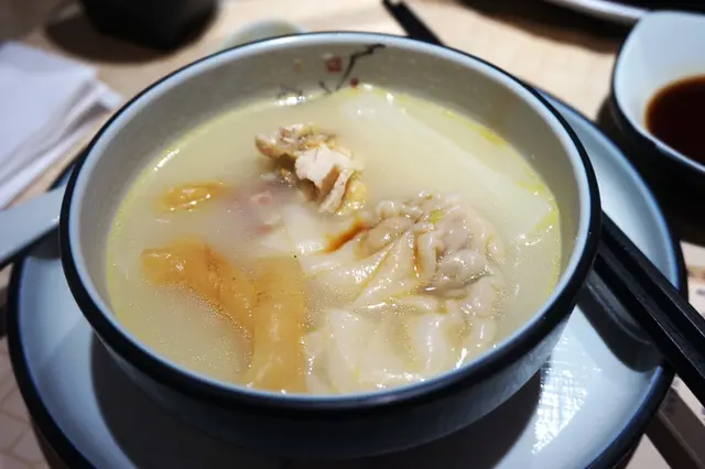 砂鍋花膠雲吞雞