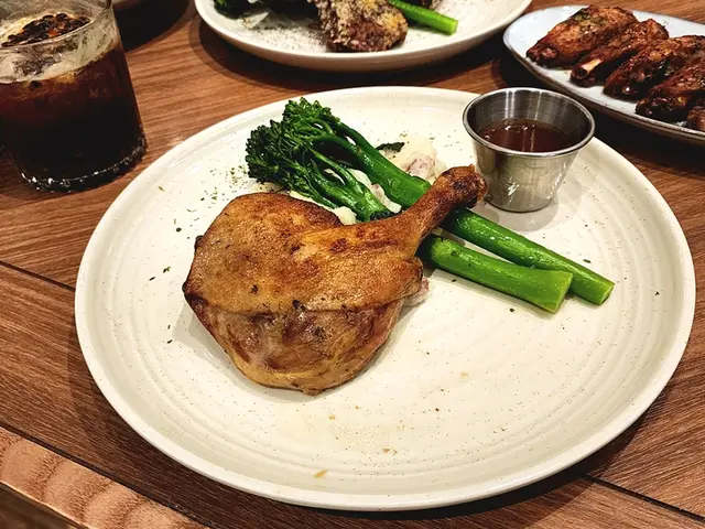 法式油封鴨腿伴牛油紅酒汁伴薯蓉烤澳洲西蘭花