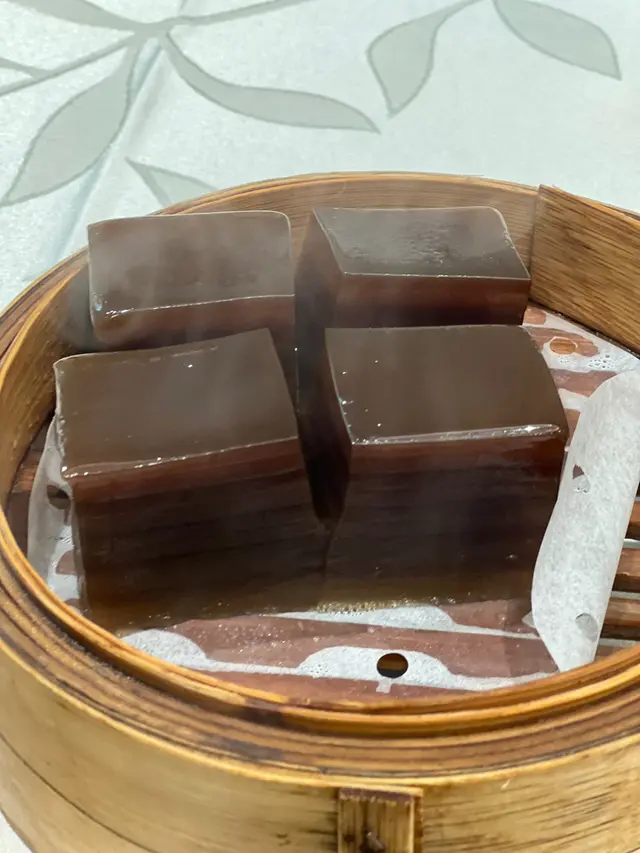 至於大薑汁千層糕，則是以細膩的甜潤征服你的味蕾，薑的溫潤恰好中和了過分的膩味，讓你在享受甜品的同時也能品嚐到一絲清新。🎶🌸
