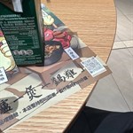 7點半入座，到9點都係食得兩輪雞煲。聲稱10分鐘就有一輪，實際上係半個鐘都無一輪。12點收工，9點未到已經無曬菜，炸雲吞又賣曬，咩都無。火鍋食品食曬都無，痴lun線舖頭。完全唔夠人做又開咁多張台，仲298一位+1。極度不建議😖😖😖￼