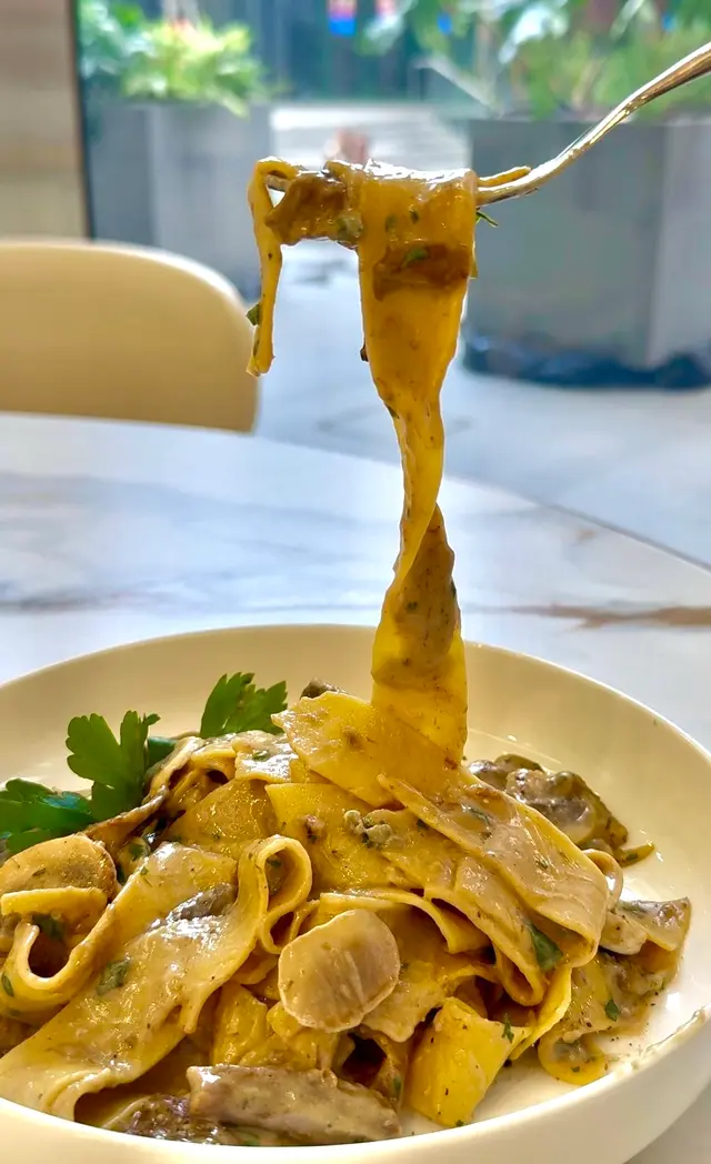 手工波浪寬麵配義大利牛肝菌及藍芝士忌廉汁