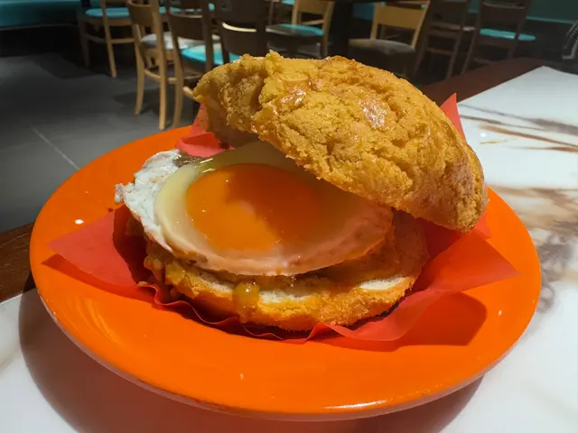 ✨咖喱牛舌菠蘿包✨ $58
這個菠蘿包的咖喱牛舌味道香濃,會有點辣!🌶️🍍🔥
Curry Beef Tongue Pineapple Bun $58
This pineapple bun with curry beef tongue is rich in flavor, but be careful—it’s a bit spicy! I’m sweating just thinking about it! 🌶️🍍🔥