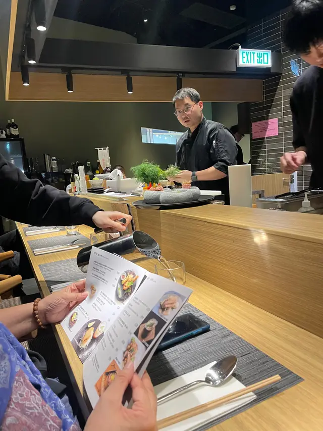 舖頭唔係咁大, 有4個廚師, 好熟手咁樣整嘢食