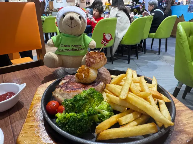 這豬扒真的是大塊!不會有很多肥肉,肉質嫩滑,吃得我心滿意足!🥩🔥
This pork chop is huge! There’s not much fat, and the meat is tender, leaving me completely satisfied! 🥩🔥