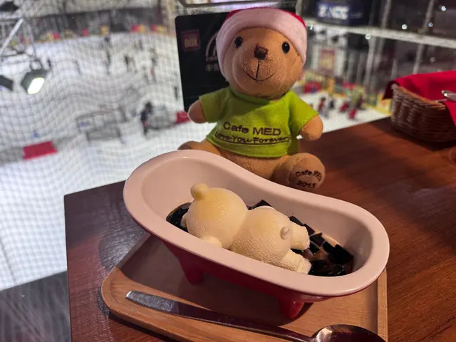 這款熊仔型的雪糕配涼粉真的是可愛到爆,讓我一口就愛上!🍦🐻
This bear-shaped ice cream with jelly is absolutely adorable, and I fell in love with it at first bite! 🍦🐻