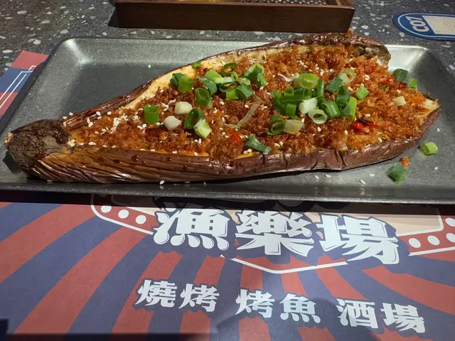這道燒茄子燒得超嫩，完全不會有茄子的那種刺口味！🍆上面超多蒜蓉令到茄子更加入味
This grilled eggplant is super tender, with no unpleasant bitterness! 🍆 The generous garlic topping makes it even more flavorful.
