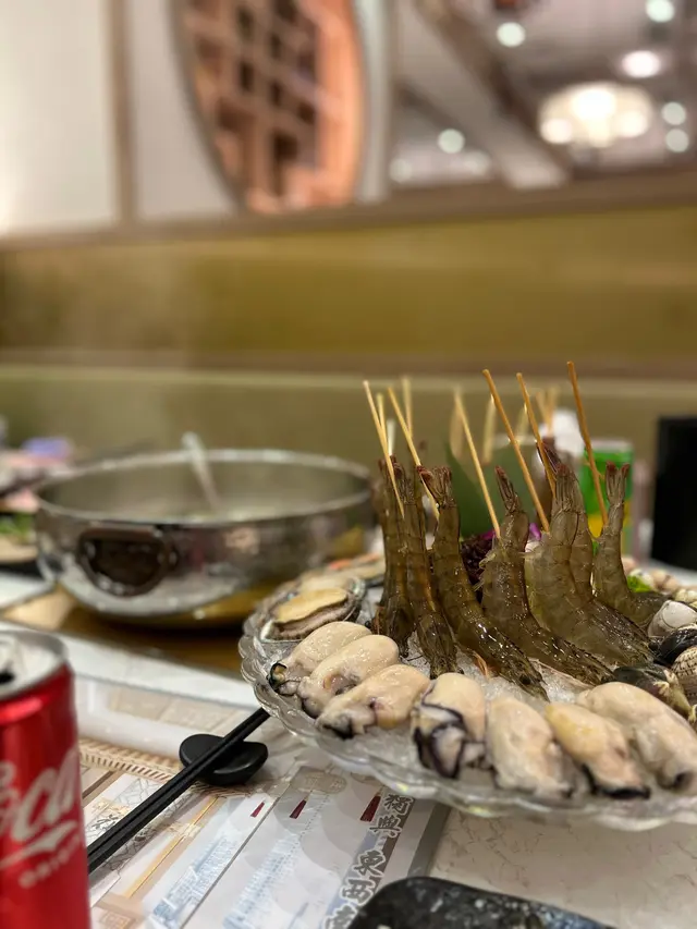 任食套餐有既定流程
- 前菜：涼拌青瓜、雞翼尖
- 小食：炸雞軟骨、炸蝦
- 刺身拼盤（三文魚、甜蝦、螺片）
- 海鮮拼盤 + 每款材料都會上少少
- 最後先可以自己揀食物…


￼