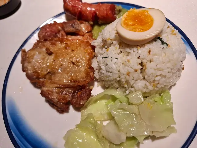 香煎雞扒拼台灣腸便當配葱醬