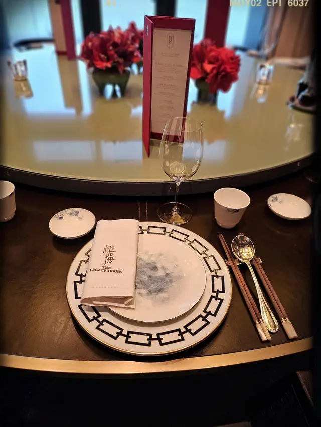 每位席上都有齊備嘅自用及公用餐具