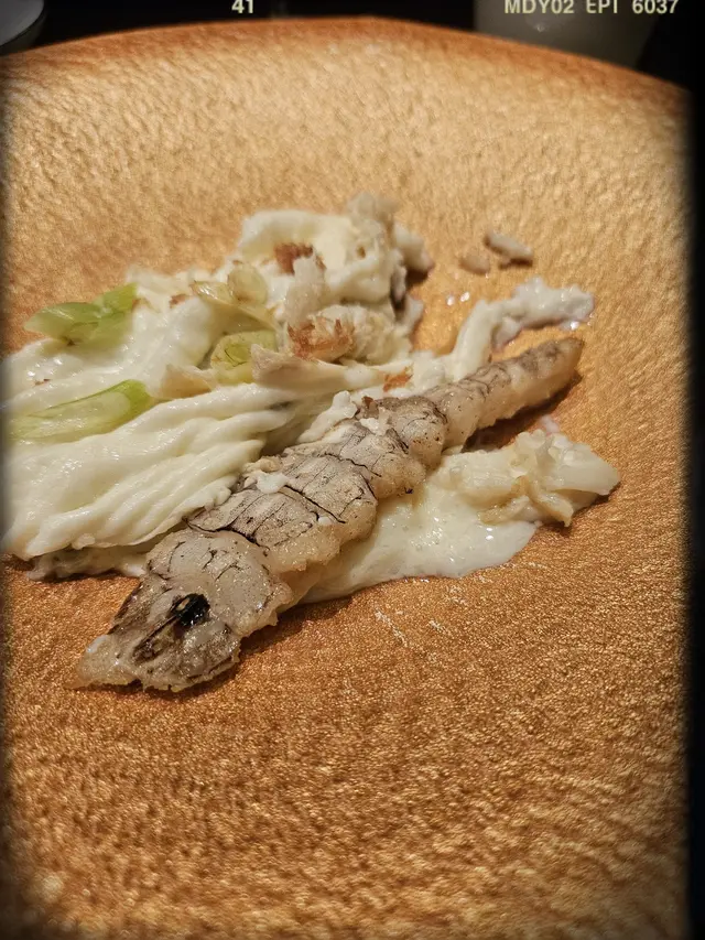 金腿欖仁蟹肉鮮奶炒富貴蝦球