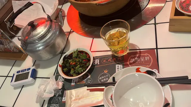 懷舊鐵茶煲上,配襯環境裝修,唔錯