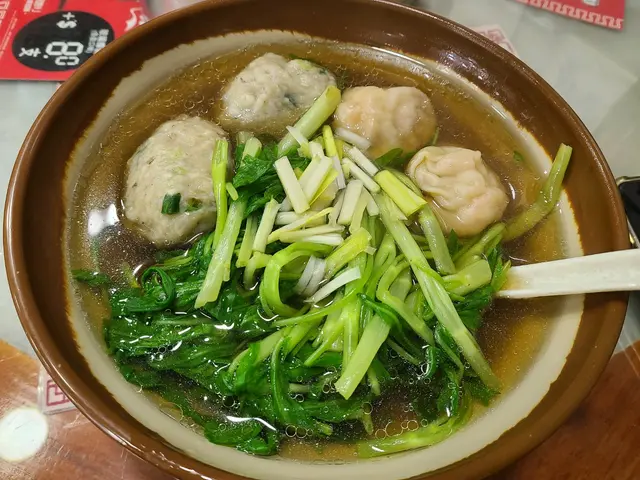 鮮蝦雲吞鮮鯪魚球雙拼麵