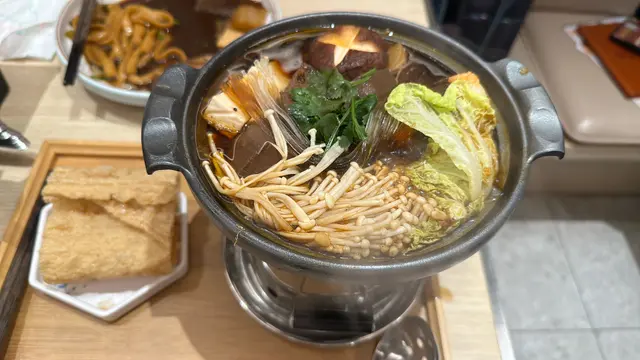 裏面除咗有鴨血之外,
仲有多款配料如大豆皮、白蘿蔔、百頁豆腐、麻吉燒、甜不辣等。