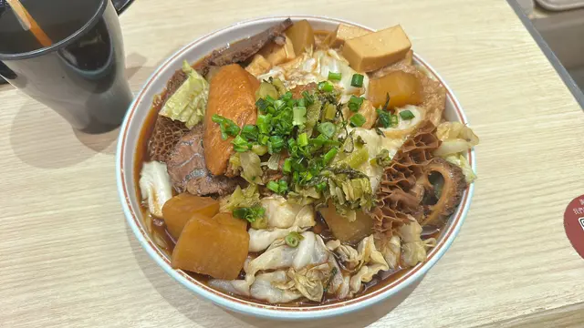 可以一次過試晒「燈籠滷味」嘅8款招牌菜:
牛筋肉、蜂巢牛肚、雞翅膀、甜不辣、百頁豆腐、大豆皮、白蘿蔔、高麗菜。