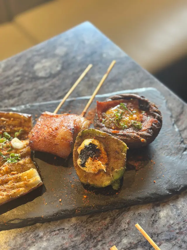 極品即燒乳豬+ 黑松露醬燒牛油果 + 燒大啡菇