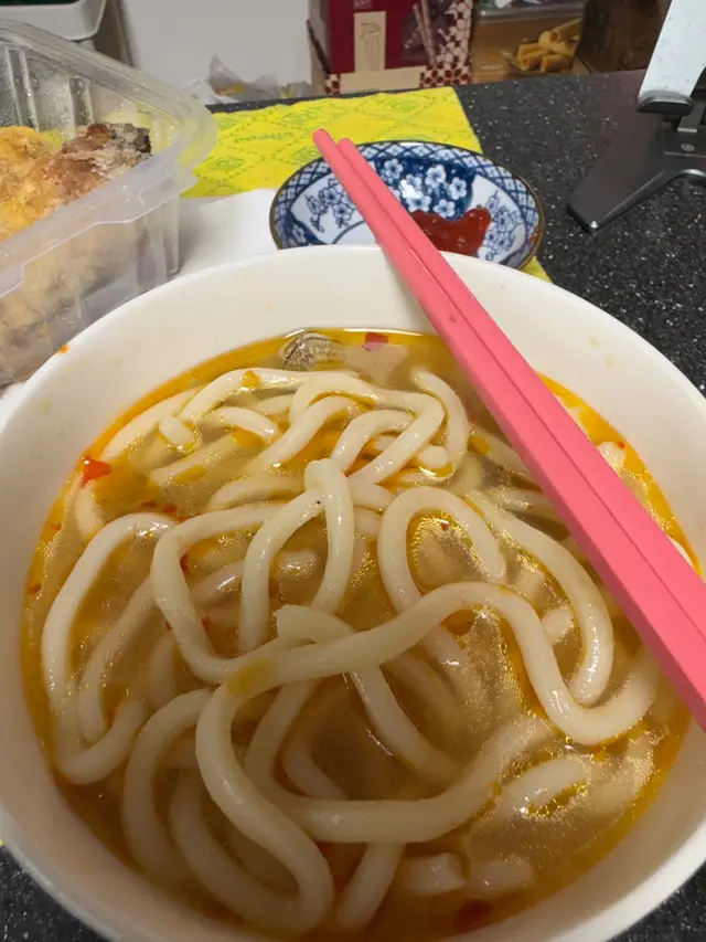 此店已食過數十次一直品質穩定(不是特別好食 只係附近沒有同類選擇),是次點了清酒煮蜆烏冬(已食過多次)及其他食品 包括炸雞翼、炸雞軟骨等等,今次嚟到時個湯竟然好似飲緊酒咁,酒味濃到完全食唔到個烏冬,迫不得意要在外賣平台上申請退款(店家完全可以收回食品檢查 但店家不予理會),我都係第一次在此店及平台上申請退款,店家以口味沒有問題而拒絕,以此方式做生意確有問題,意見不接受沒關係,在此祝貴店生意早日蒸發。🙂