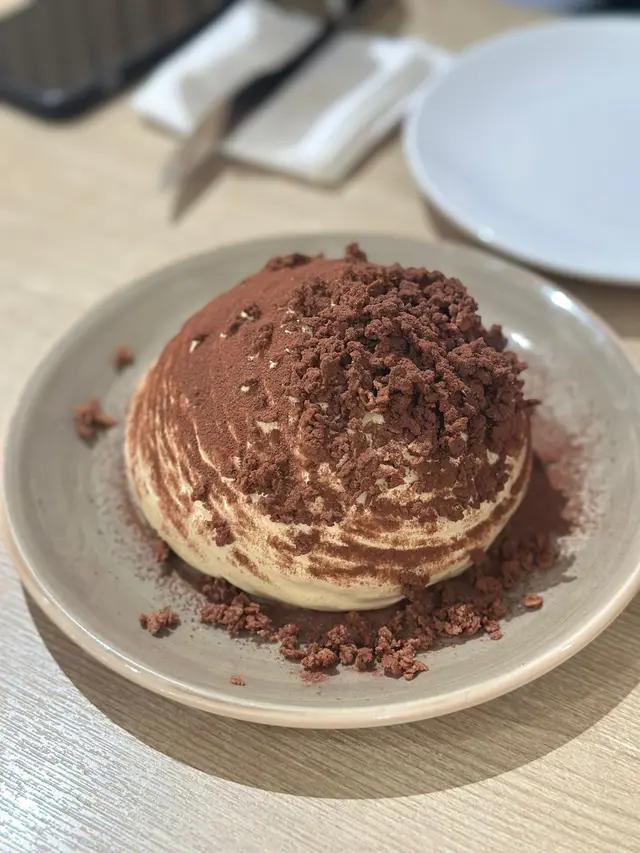 為左尼個tiramisu 我先寫食評，我本身鐘意飲咖啡見尼到tiramisu 出名所以先想試下，一食第一啖差啲吐出來（係杏霜呀🤢🤢🤢🤢🤢）只要你寫明係menu 有杏霜我都唔叫，見佢都只係寫almond以為係杏仁（唔拿係呀😵‍💫）真係要劣評！！！