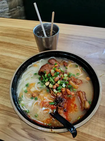 阿一豬扒酸辣米線