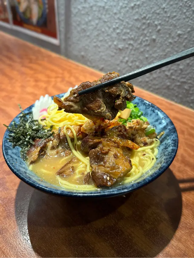 醬油慢煮豬軟骨配脆脆豬皮豚骨湯麵