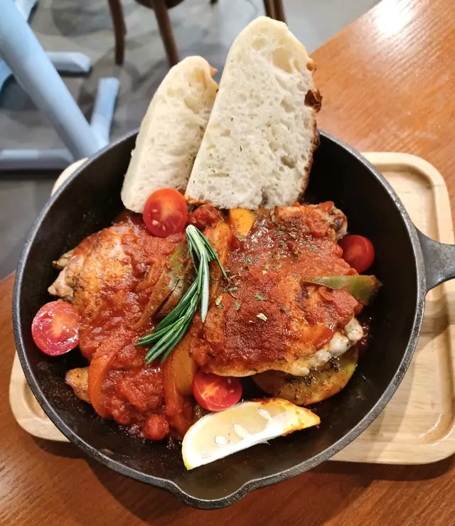 巴斯克燉雞配自家製純素手工麵包