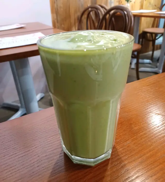 牛油果青瓜啤梨羽衣甘藍燕麥奶昔