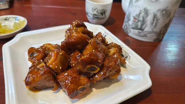 選用豬骨肉以師傅改良嘅梅膏醬，
外層炸至香脆，肉質軟滑多汁，味道👅酸酸甜甜好開胃🤤！