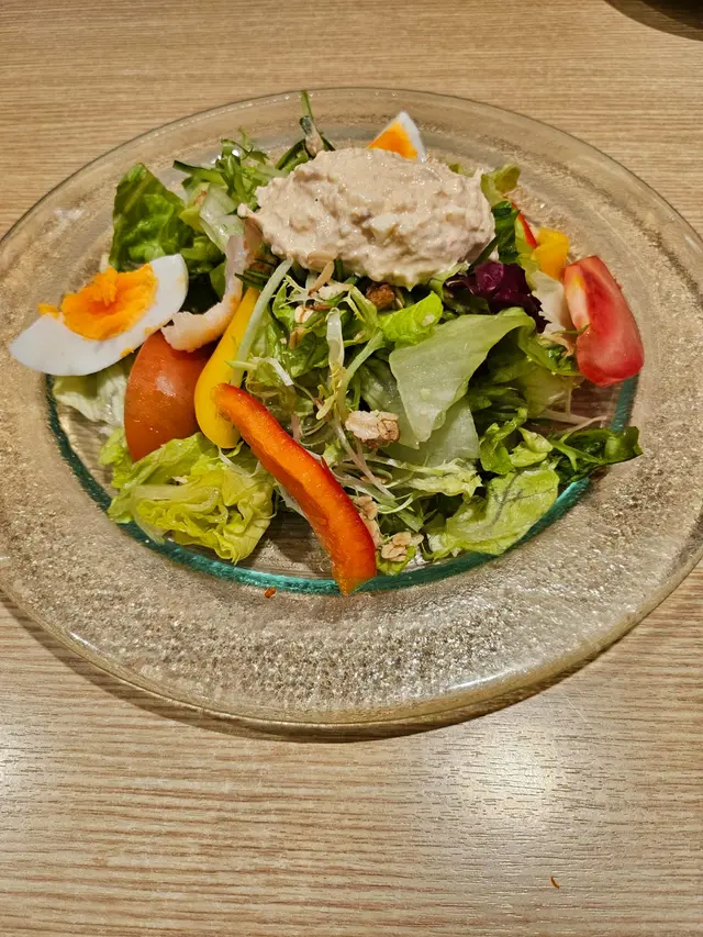 沙律菜清新爽口, 顏色鮮嫩, 配上特製的沙律醬果然不錯 