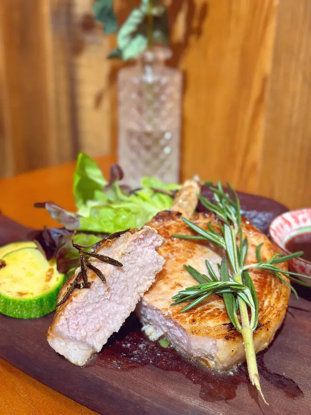 斧頭豬鞍伴紅酒川貝肉桂燉啤梨