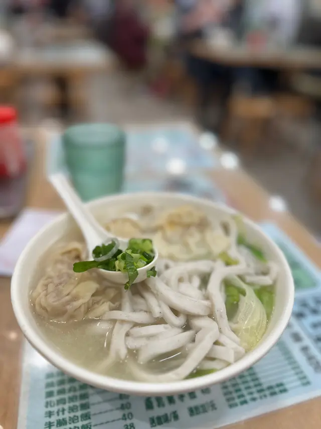 好耐之前食過佢嘅魚麵，好特別，好似食緊一條條魚蛋咁，超彈牙好味，一直都心心念。琴日再去荃灣，好想再食，叫咗碗雲吞魚麵，超抵食，佢哋仲係賣緊$40嘅價錢，仲要好大碗，裏面勁多西生菜，超良心價錢。