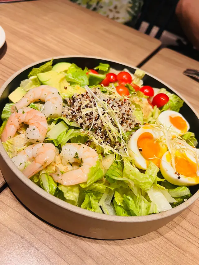 新鮮的溏心蛋及海蝦，配搭很好吃又健康的藜麥！#美食日記 #FoodieLife #ilovefood #沙律 #Salad #好食 