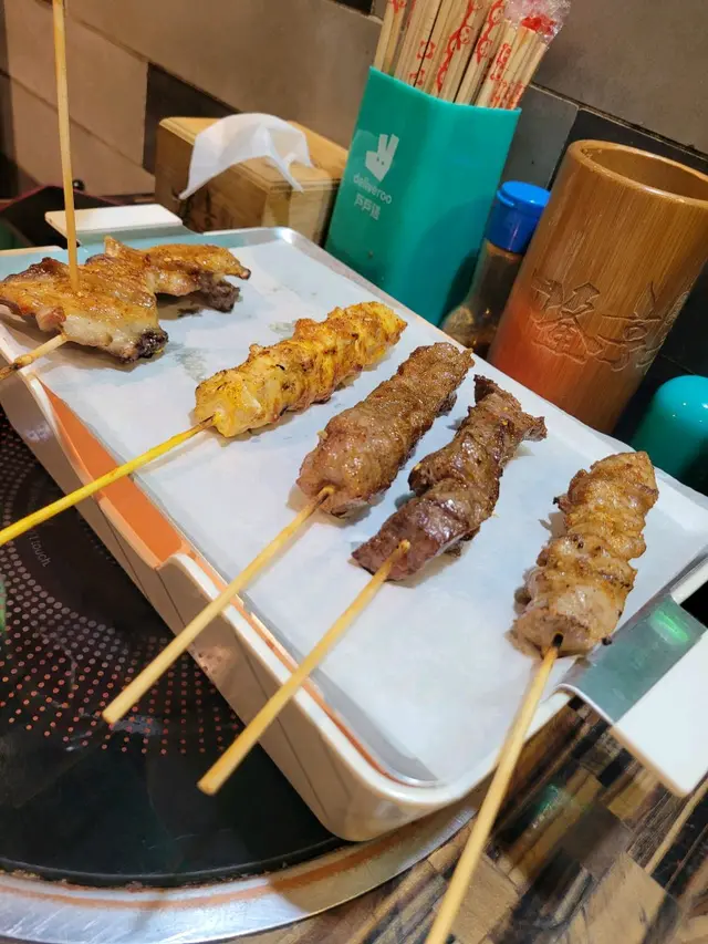 首先叫左個串燒組合，平均都係10幾蚊一串，牛肉最好味，有肉汁之餘仲有牛肉味。     
燒雞翼亦係燒烤必食，燒出嚟夠香、肉嫩、皮脆。已經完全滿足咗我燒雞翼嘅要求。