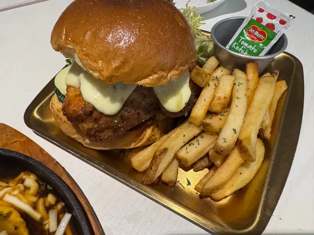 打卡一流😍這款漢堡真是讓人垂涎欲滴！🍔🍗 黑椒燒雞扒的香氣撲鼻而來，配上香脆的煙肉，口感層次豐富，讓人一口接一口！🥓😋 漢堡的麵包也非常柔軟，讓整體口感更加完美！  