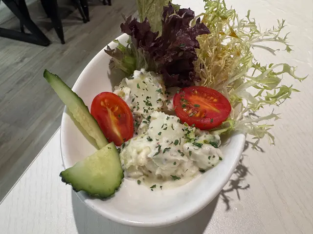 這道沙律色彩繽紛，西蘭花與藜麥的組合既健康又美味，搭配新鮮的薯仔，讓人吃得心情愉快！🥗🥔 