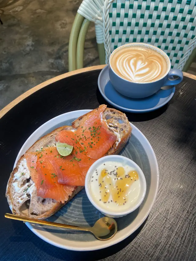 食物質素唔錯,環境加分✨清新嘅 garden vibe,樓底高、空間闊落,坐低就唔想走。除左食嘢,嚟做電腦工作、同朋友傾偈,呢度都好啱👍