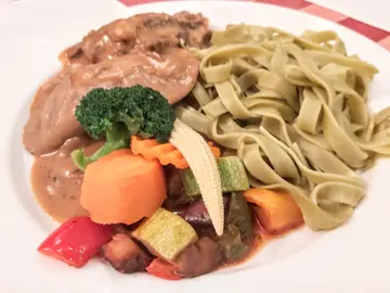 红酒烩牛脸肉及牛脷伴菠菜面
