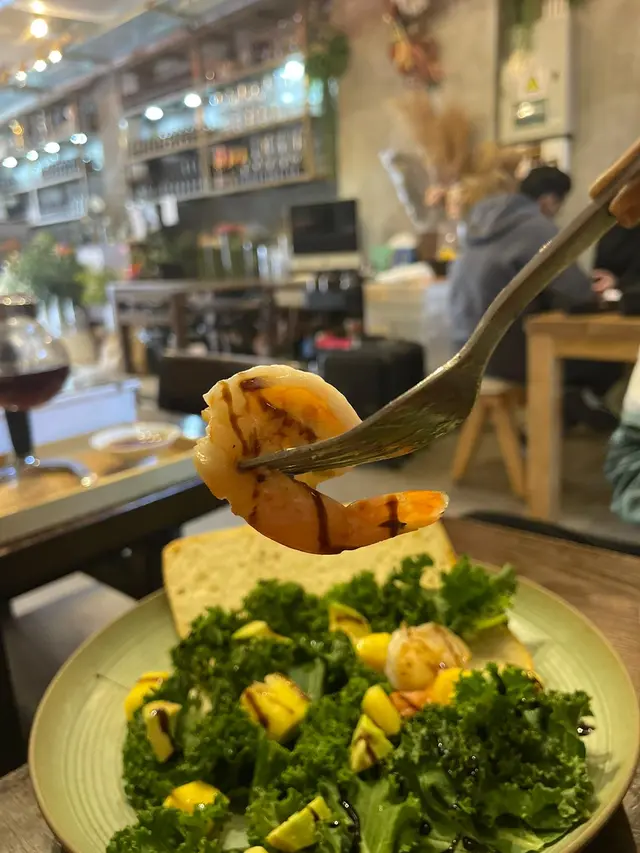 芒果鮮蝦牛油角三文治