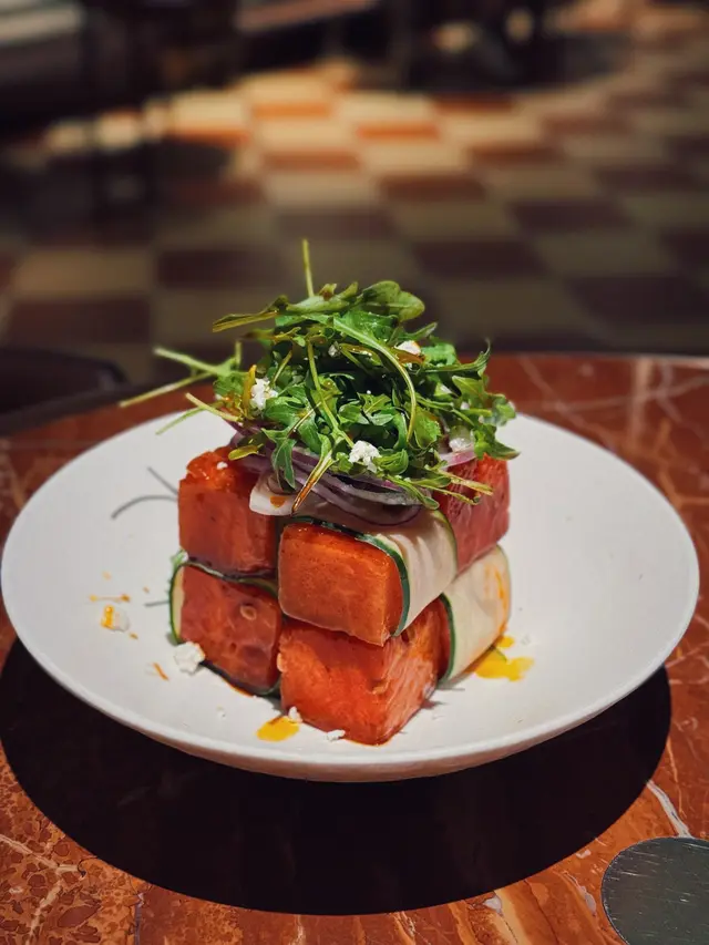 宜家好多fusion菜都會加入川菜既原素 依個川辣西瓜真係好特別! 
用爽口既青瓜包住用川辣汁醃過既西瓜🍉
咬落多汁得黎有陣淡淡既酸辣味🌶️非常非常開胃